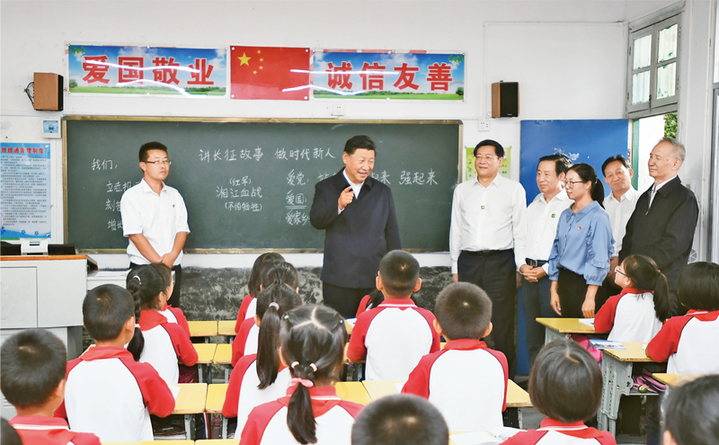 2020年9月16日至18日，中共中央總書(shū)記、國(guó)家主席、中央軍委主席習(xí)近平在湖南考察。這是16日下午，習(xí)近平在郴州市汝城縣文明瑤族鄉(xiāng)第一片小學(xué)，同正在上思政課的同學(xué)們親切交流。 新華社記者 謝環(huán)馳/攝